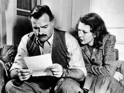 El escritor Ernest Hemingway y la periodista Martha Gellhorn, en 1942, dos a&ntilde;os despu&eacute;s de su boda.
