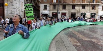 Participantes en la concentración convocada por la Plataforma en Defensa de los Servicios Públicos de Salud Mental, ayer, en la plaza de la Virgen de Valencia.