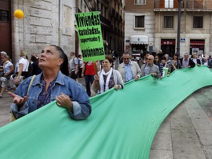 Participantes en la concentración convocada por la Plataforma en Defensa de los Servicios Públicos de Salud Mental, ayer, en la plaza de la Virgen de Valencia.