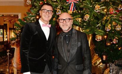 Stefano Gabbana y Domenico Dolce en la inauguraci&oacute;n del &aacute;rbol.