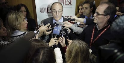 El gobernador del Banco de España, Luis María Linde, atiende a los medios de comunicación a su llegada al décimo Encuentro del Sector Bancario, organizado en Madrid por el IESE y EY