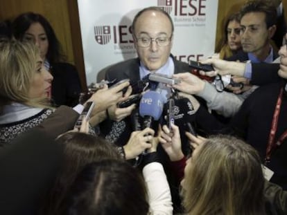 El gobernador del Banco de Espa&ntilde;a, Luis Mar&iacute;a Linde, atiende a los medios de comunicaci&oacute;n a su llegada al d&eacute;cimo Encuentro del Sector Bancario, organizado en Madrid por el IESE y EY 