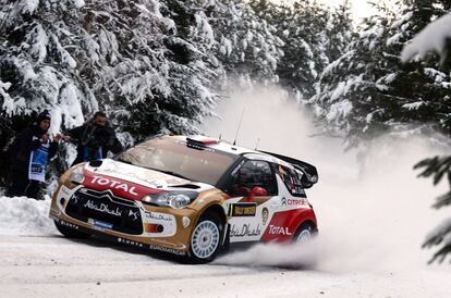 El francés Sebastien Loeb y su copiloto Daniel Elena, de Mónaco, compiten en el Rally Citroen Total Abu Dhabi.