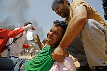 Um jovem palestino é assistido durante os confrontos com as forças de segurança israelenses na fronteira entre Gaza e Israel.