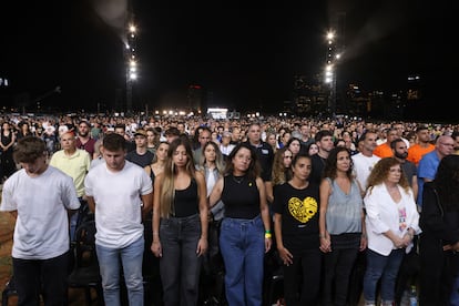 Los israelíes guardan un momento de silencio por las víctimas del ataque de Hamás, este lunes en Tel Aviv. 