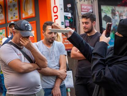 Una mujer fotografiaba la semana pasada con su móvil una 'San Sebastian Cheesecake', en una calle céntrica de Estambul.