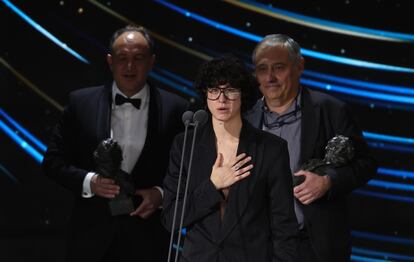 Los integrantes del equipo de 'La sociedad de la nieve', Pau Costa, Félix Bergés y Laura Pedro, tras recibir el Goya a los mejores efectos especiales.