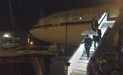 La canciller alemana, Angela Merkel, baja del avión oficial tras aterrizar anoche en Colonia por un fallo técnico.