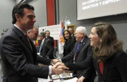 El ministro de Industria, Energía y Turismo, José Manuel Soria (i), saluda a la secretaria de Estado de Turismo de Portugal, Cecilia Meireles, durante la inauguración de la XVI Conferencia Iberoamericana de Ministros y Empresarios de Turismo (CIMET), que se celebra en IFEMA, en Madrid.