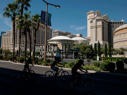 Ciclistas en el Strip de Las Vegas, vacío por las órdenes de cuarentena.