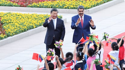 Los presidentes de China, Xi Jinping, y de Venezuela, Nicolás Maduro, participan en la ceremonia de bienvenida en Pekín, este miércoles.