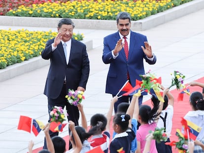 Los presidentes de China, Xi Jinping, y de Venezuela, Nicolás Maduro, participan en la ceremonia de bienvenida en Pekín, este miércoles.