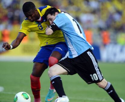 Messi lucha con Erazo por un balón.