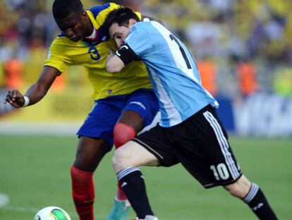 Messi lucha con Erazo por un balón.