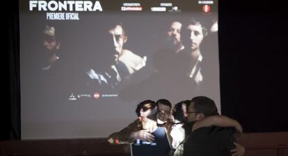 Los presos actores, tras la proyección de la película en Quatre Camins, donde se rodó.