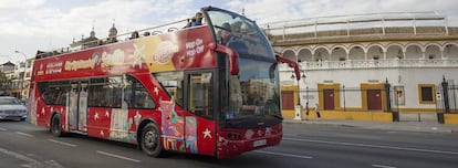Un autobús de City Sightseeing pasea por delante de la plaza de toros de la Maestranza de Sevilla.