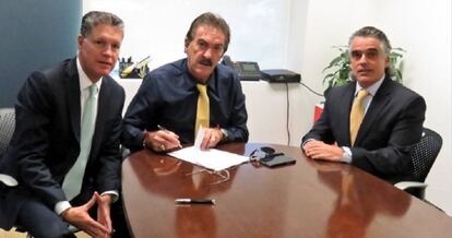 Ricardo La Volpe (c) durante la firma de contrato