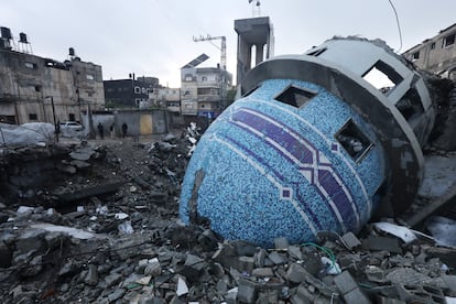 Imagen de la cúpula de una mezquita destruida en Gaza, este miércoles.