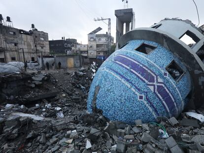 Imagen de la cúpula de una mezquita destruida en Gaza, este miércoles.