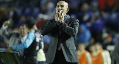 Jémez durante el partido con América.