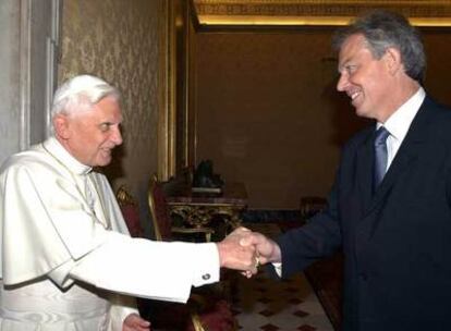 El papa Benedicto XVI recibe a Tony Blair en el Vaticano en junio de 2006.