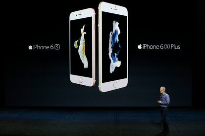 iPhone 6s y 6s Plus: La principal novedad de estos modelos, ambos presentado el 9 de septiembre de 2015, es que incorporan por primera vez 2 GB de memoria RAM e incluyen la tecnología 3D Touch que permite medir la fuerza que se ejerce sobre la pantalla. Mientras que una presión ligera sirve para previsualizar una foto o página web, un toque más firme permite acceder al contenido. La cámara delantera tiene 5 megapíxeles y la trasera 12, con posibilidad de grabar vídeos en 4K.  Otra novedad es la función ‘Live Photos’, que captura el momento de antes y de después del disparo, para elegir el mejor instante de la fotografía. Esta versión duplica la velocidad de conexión 4G del modelo anterior. 