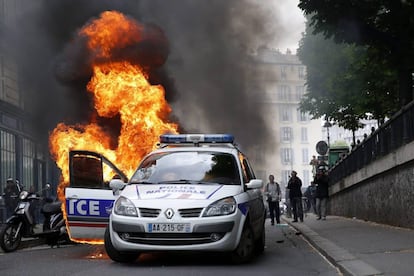 Un grupo de manifestantes prend&iacute;o fuego a un coche policial durante una protesta no autorizada el pasado 18 de mayo.