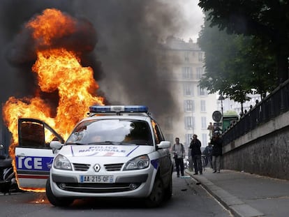 Un grupo de manifestantes prendío fuego a un coche policial durante una protesta no autorizada el pasado 18 de mayo.