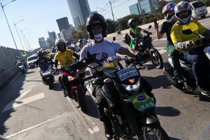 Manifestantes protestam em São Paulo contra as medidas de quarentena, em meio ao surto de coronavírus.