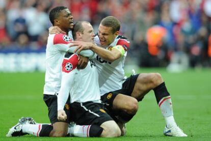 Evra y Vidic abrazan a Rooney para celebrar el único gol del Manchester.