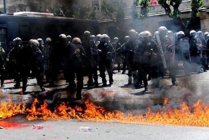 Los agentes antidisturbios griegos han acompañado el itinerario de los manifestantes que hoy han protestado por el plan austeridad del Gobierno.