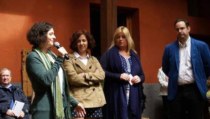 Mónica García, en el centro con chaqueta beige, escucha a la concejal dimitida, Paloma Baeza.