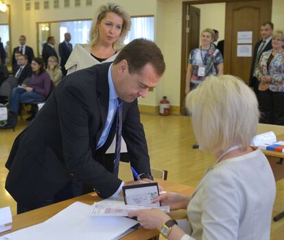 El primer ministro ruso Dmitri Medvdev en un centro electoral de la capital rusa.