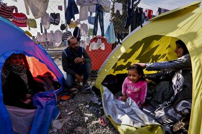 Las condiciones sanitarias están aprueba en un campo de refugiados que crece constantemente.