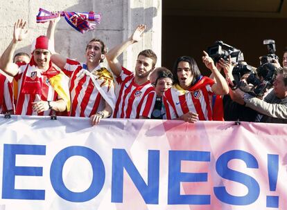 Los jugadores del Atlético de Madrid celebran desde el balcón de la sede de la Comunidad de Madrid la consecución de la Liga Europa.