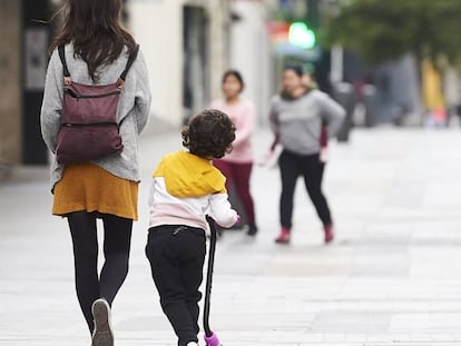 Una mujer con una niña en una calle de Madrid.