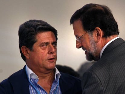 Mariano Rajoy charla con Federico Trillo en 2011.