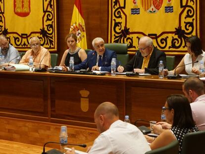 De izquierda a derecha, Andrés Martínez (candidato); Juan José González (alcalde en funciones) y Carlos Ruipérez, regidor dimitido, durante el pleno del 26 de julio.