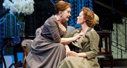 Nuria Espert y Jeannine Mestre, en 'La loba'.