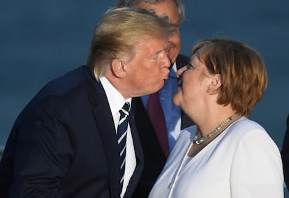 Donald Trump saluda a la canciller alemana, Ángela Merkel.