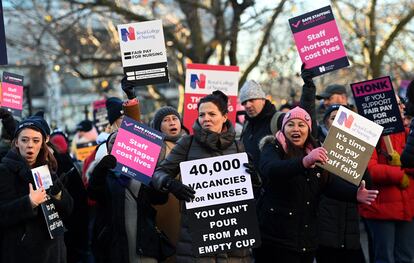 Protesta de enfermeras en el Hospital St.Thomas en Londres, este jueves. 