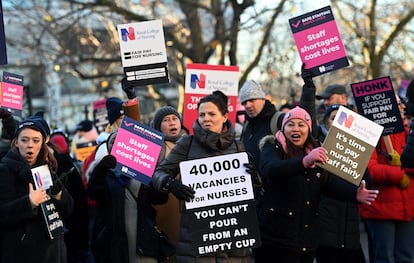 Protesta de enfermeras en el Hospital St.Thomas en Londres, este jueves. 