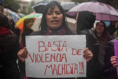 Una mujer porta una pancarta contra la violencia machista en el "miércoles negro"