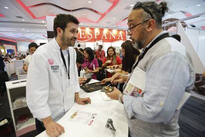 El chef español Iván Cerdeño (izq) conversa con un asistente en la feria gastronómica Madrid Fusión Manila 2016 en la ciudad de Pasay, sur de Manila (Filipinas)