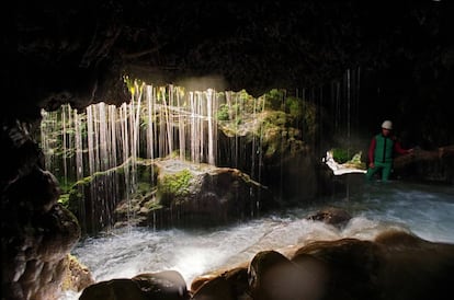 Una cueva en el curso del río Rialb.