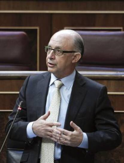 El ministro de Hacienda, Cristóbal Montoro, durante su intervención en la sesión de control al Gobierno en el pleno del Congreso de los Diputados, celebrado hoy.