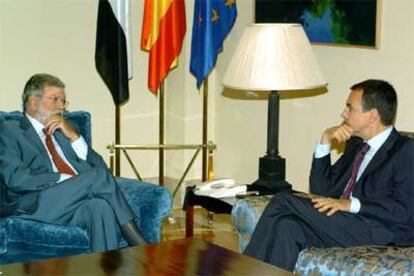 Rodríguez Ibarra, a la izquierda, y Zapatero durante su entrevista en el palacio de la Moncloa.