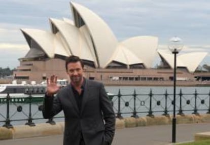 El actor australiano Hugh Jackman posa frente a la Opera de Sydney, en Sídney (Australia). EFE/Archivo