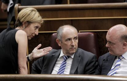 La portavoz de UPyD, Rosa Díez, conversa con los diputados de PNV, Emilio Olabarría y José Erkoreka en el Congreso.