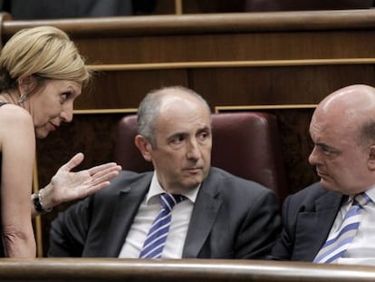 La portavoz de UPyD, Rosa D&iacute;ez, conversa con los diputados de PNV, Emilio Olabarr&iacute;a y Jos&eacute; Erkoreka en el Congreso.